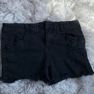 Jean shorts with frayed bottoms
